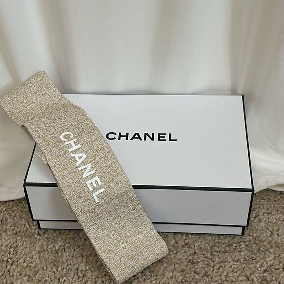 Empty CHANEL Box with Ribbon - Picture 1 of 10